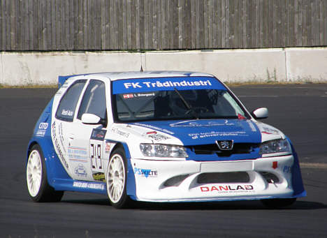 Lars Østergaard er med i kampen om medaljerne i Division SS2 i Special Saloon Car mesterskabet, og det allerede i debut sæsonen!